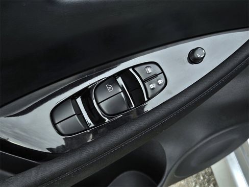 Used 2022 Nissan Leaf SV image 11