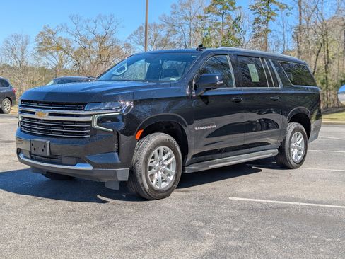 Used 2024 Chevrolet Suburban LT w/ Luxury Package RWD image 5