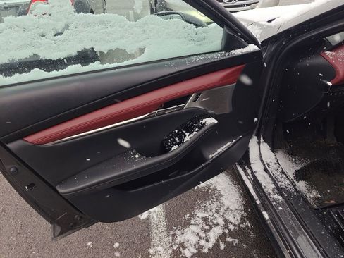 Used 2023 MAZDA MAZDA3 Hatchback w/Premium Plus Pkg image 5