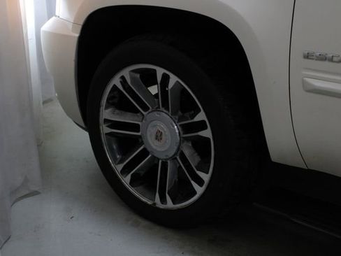 Used 2013 Cadillac Escalade Premium image 28