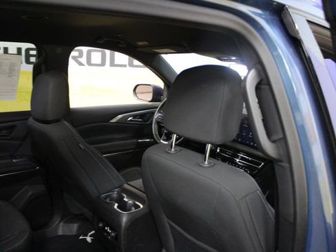 Used 2025 Chevrolet Traverse LT w/ Midnight/Sport Edition AWD/4WD image 12