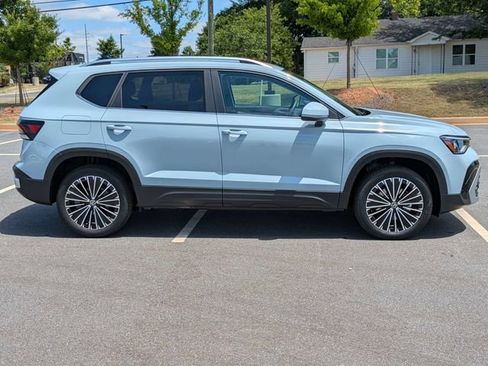 New 2026 Volkswagen Taos SE FWD image 3