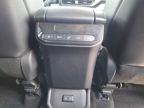 Used 2024 Toyota Highlander XLE AWD/4WD image 30