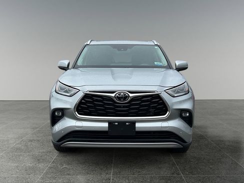 Used 2022 Toyota Highlander Platinum image 2