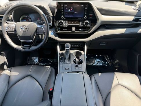 Certified 2020 Toyota Highlander XLE AWD/4WD image 12