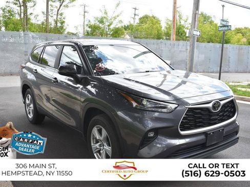 Used 2025 Toyota Highlander LE FWD image 4