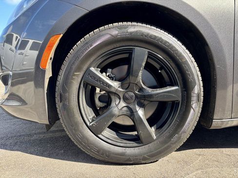 Used 2020 Chrysler Pacifica Limited FWD image 41