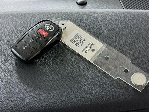 Used 2026 Toyota Highlander XLE image 33