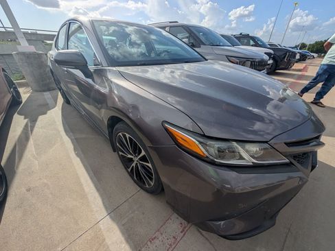 Used 2018 Toyota Camry SE w/ Audio Package FWD image 4