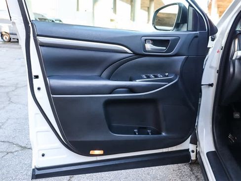 Used 2017 Toyota Highlander SE image 22