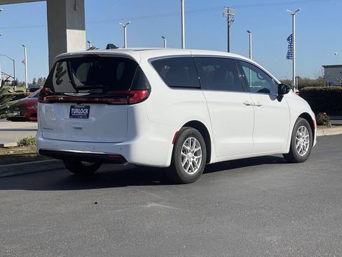 New 2026 Chrysler Pacifica Select FWD image 11