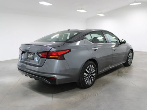 Used 2024 Nissan Altima 2.5 SV FWD image 11