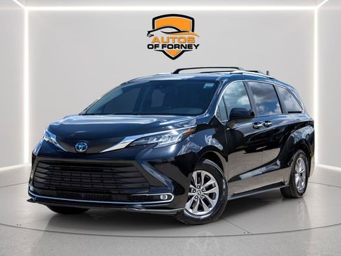 Used 2022 Toyota Sienna XLE image 1