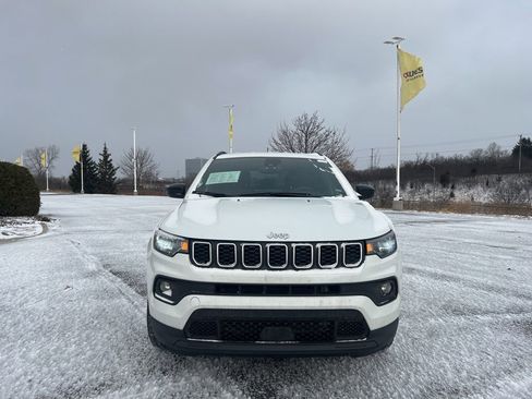 Used 2024 Jeep Compass Latitude image 2