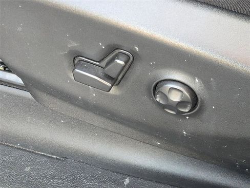 Used 2023 Chrysler Pacifica Touring-L image 25