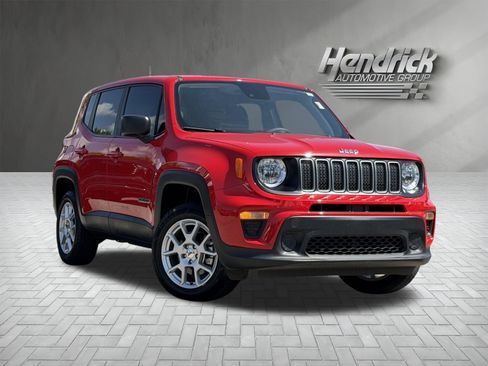 Used 2023 Jeep Renegade Latitude AWD/4WD image 2