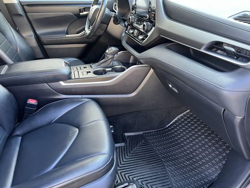 Used 2022 Toyota Highlander XLE image 26