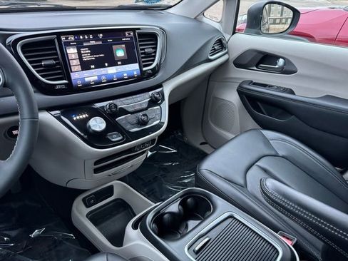 Used 2023 Chrysler Pacifica Touring-L image 18