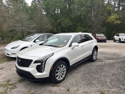 Used 2023 Cadillac XT4 Luxury w/ Cold Weather Package image 1