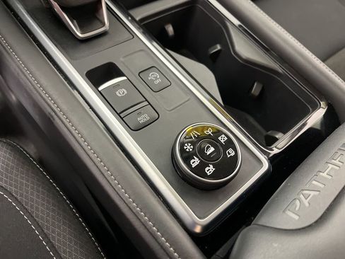 Used 2025 Nissan Pathfinder SV image 35