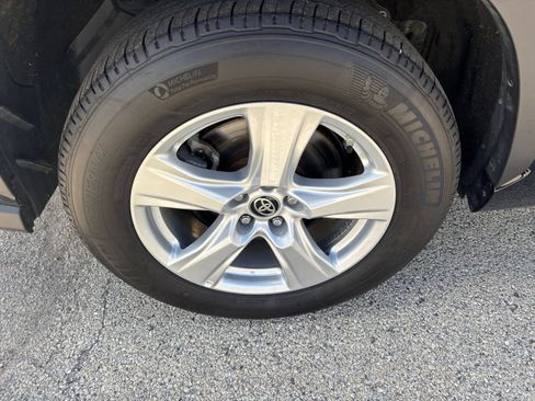 Used 2025 Toyota Highlander LE FWD image 32