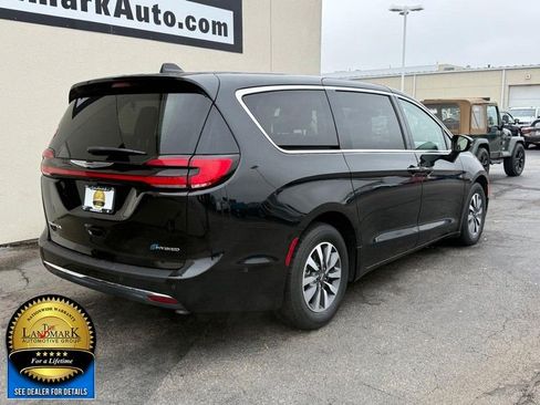 Used 2022 Chrysler Pacifica Touring-L w/ Uconnect Theater Family Group image 3