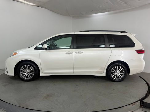 Used 2020 Toyota Sienna XLE w/ XLE Navigation Package FWD image 4
