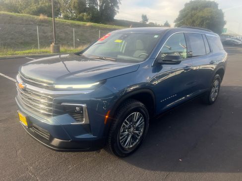 Used 2025 Chevrolet Traverse LT image 5