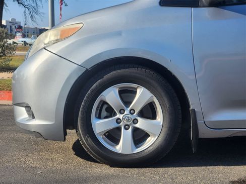 Used 2015 Toyota Sienna LE image 8