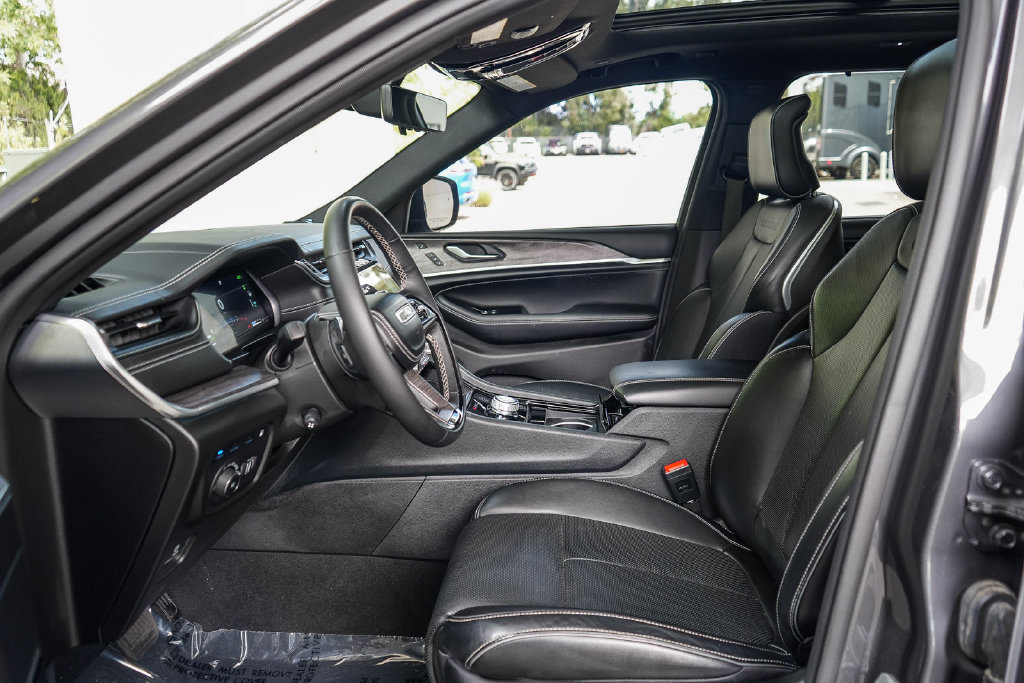 Used 2023 Jeep Grand Cherokee Overland w/ Advanced Protech Group III AWD/4WD image 18