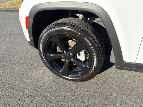 Used 2025 Jeep Grand Cherokee Limited w/ Black Appearance Package image 4