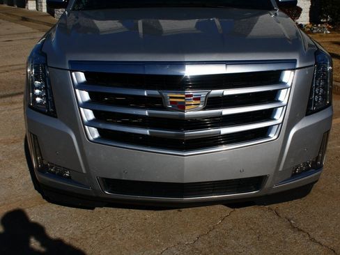 Used 2015 Cadillac Escalade Luxury image 5