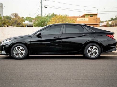 Used 2021 Hyundai Elantra SE FWD image 2