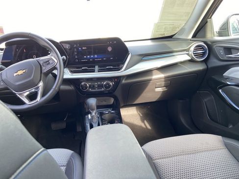 Used 2025 Chevrolet Trax LT w/ LT Convenience Package FWD image 15