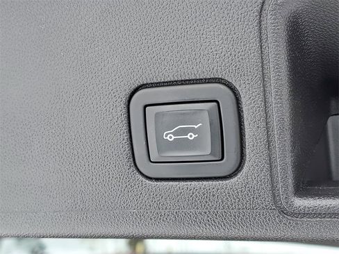 Used 2023 GMC Terrain SLE w/ Driver Convenience Package image 9