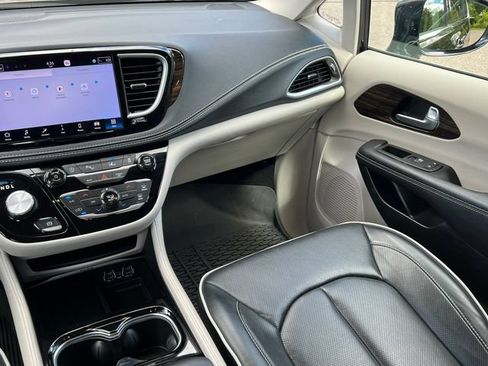Used 2024 Chrysler Pacifica Limited FWD image 36