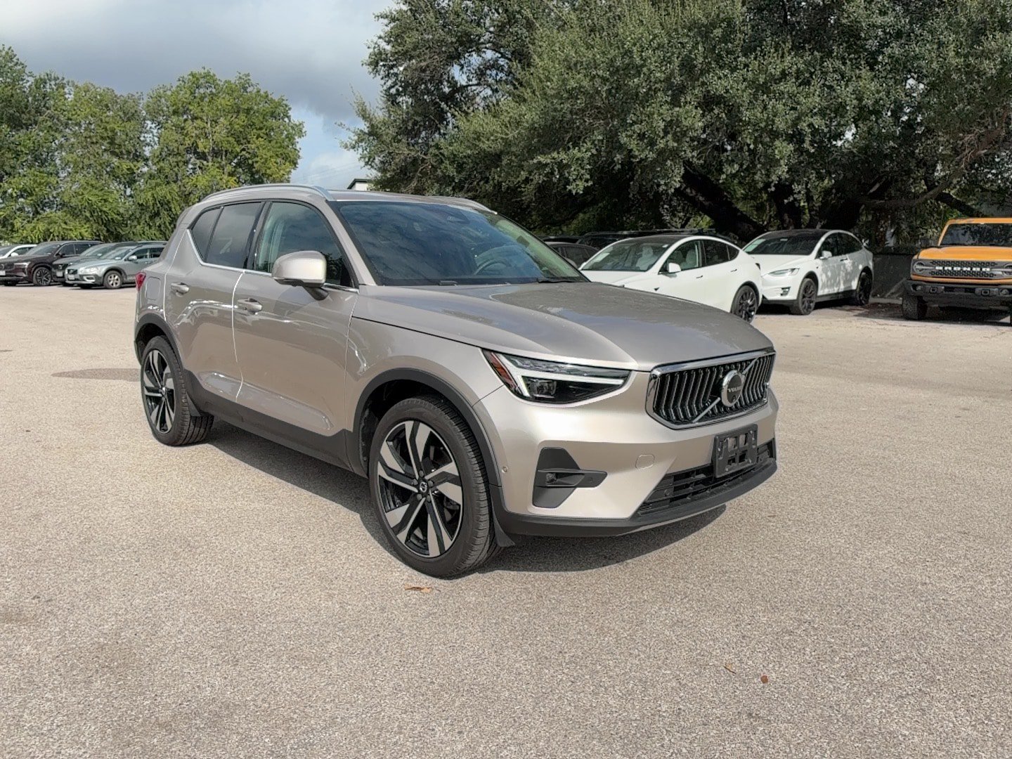 Certified 2024 Volvo XC40 B5 Plus AWD/4WD image 7