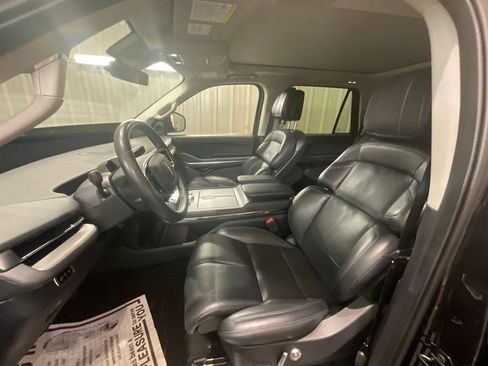 Used 2025 Lincoln Navigator Reserve AWD/4WD image 9