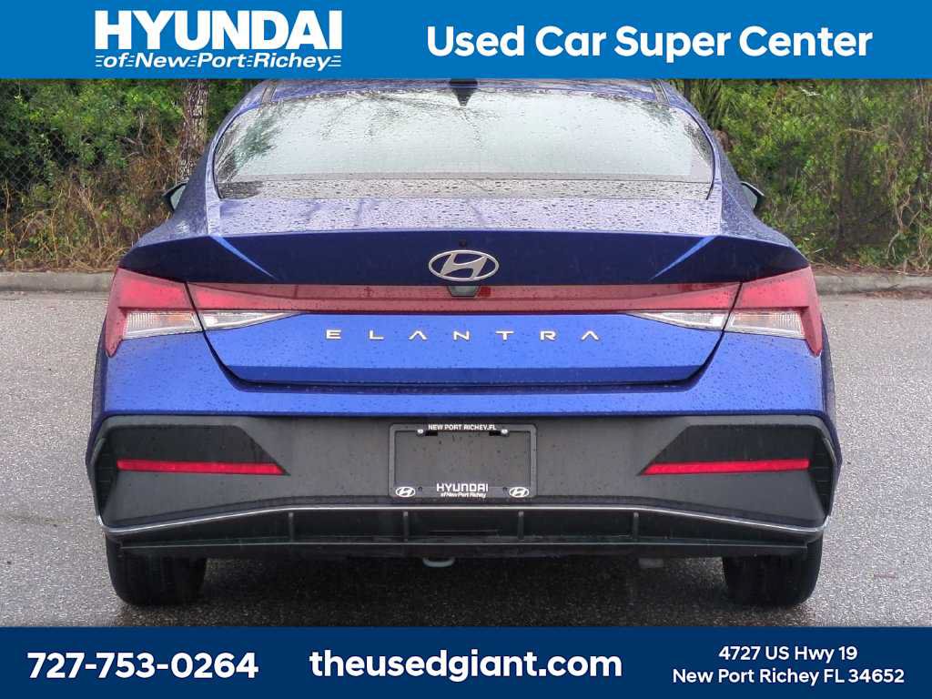 Used 2025 Hyundai Elantra SE w/ Cargo Package FWD image 4