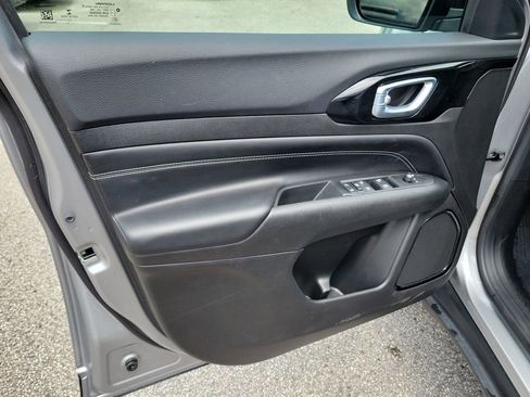Used 2022 Jeep Compass Latitude FWD image 17