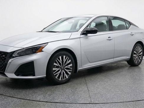 Used 2025 Nissan Altima 2.5 SV image 3