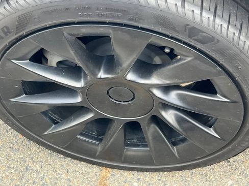 Used 2023 Tesla Model Y Long Range image 17