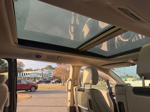 Used 2020 Chrysler Pacifica Limited w/ Advanced Safetytec Group image 19