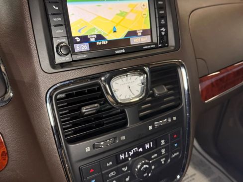 Used 2014 Chrysler Town & Country Touring-L w/ Driver Convenience Group image 29