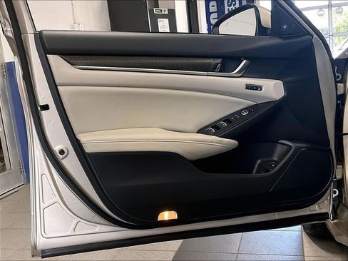 Used 2018 Honda Accord Touring image 9