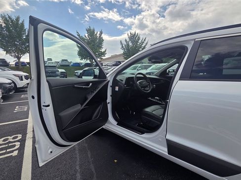 Certified 2023 Kia Niro Wave w/ Wave Preserve Package FWD image 12