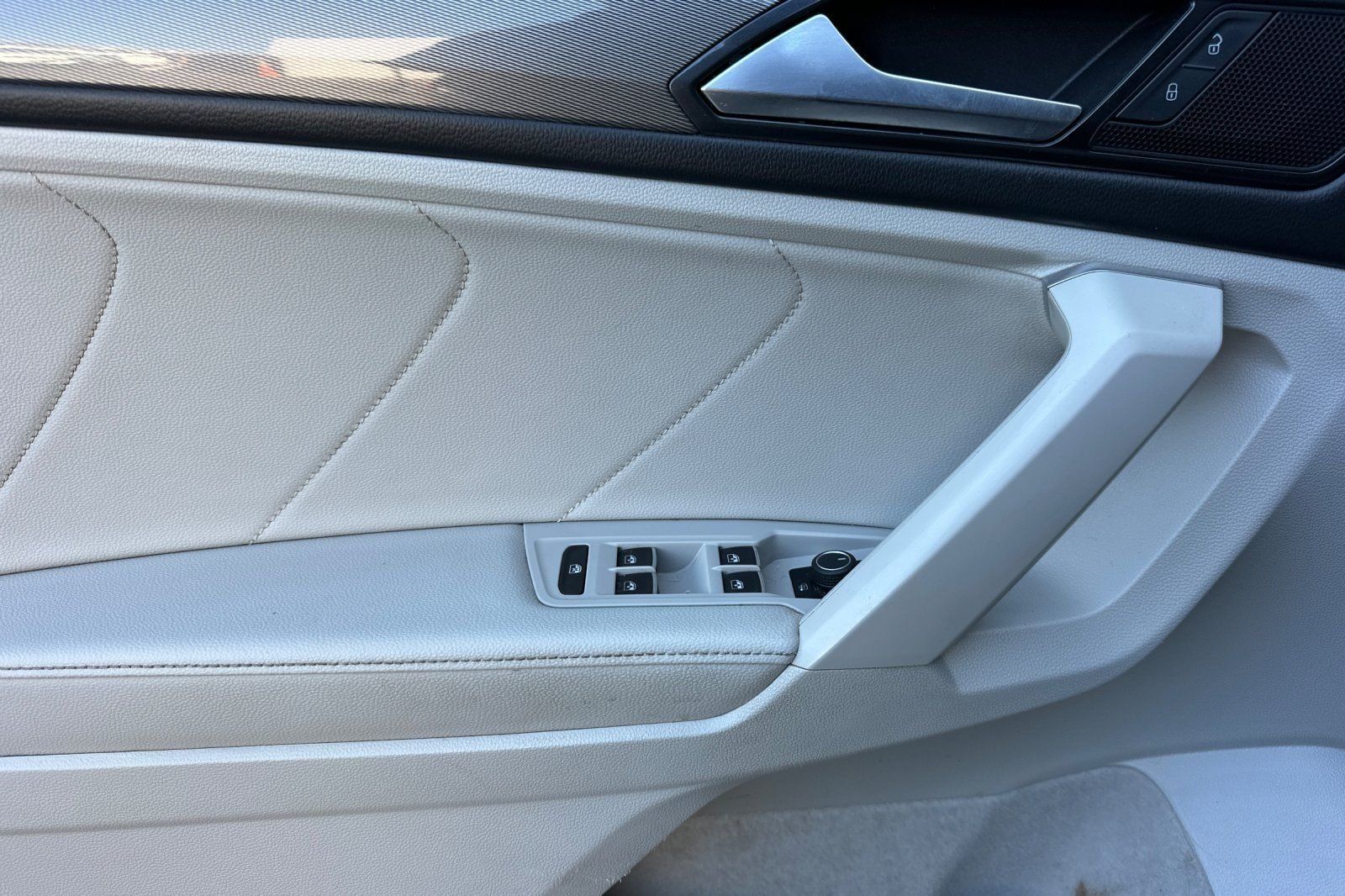 Used 2023 Volkswagen Tiguan SE AWD/4WD image 11
