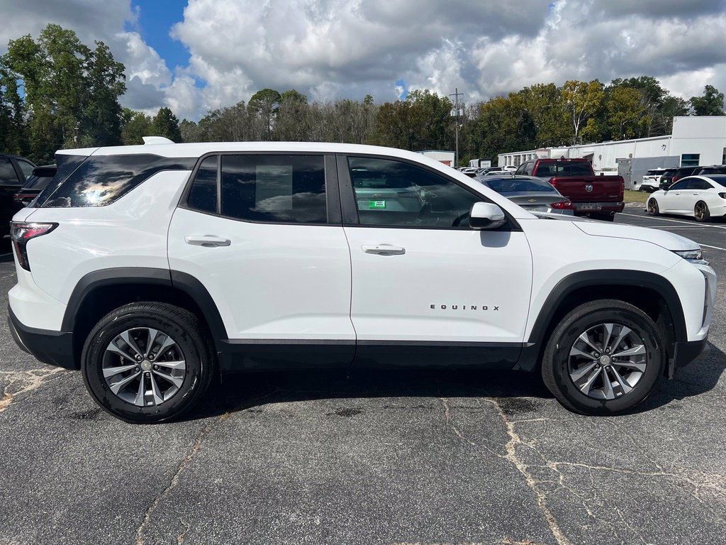 Used 2026 Chevrolet Equinox LT FWD image 2