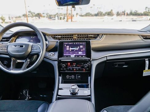 New 2025 Jeep Grand Cherokee Altitude image 13