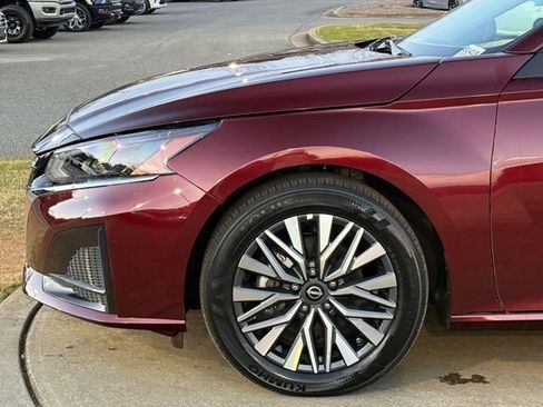 Used 2025 Nissan Altima 2.5 SV image 11